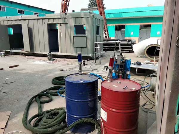 湖南聚氨酯發(fā)泡設(shè)備 Q2600型集裝箱移動房保溫施工(圖2) 湖南聚氨酯發(fā)泡設(shè)備Q2600型集裝箱移動房保溫施工