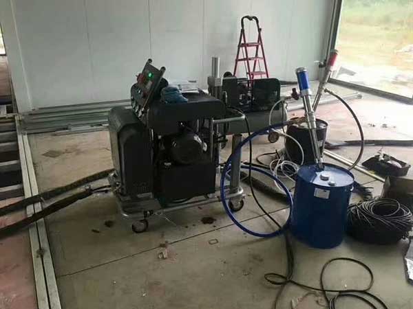 西藏拉薩冷庫保溫工程聚氨酯保溫材料5優(yōu)勢(shì)(圖1) 聚氨酯保溫發(fā)泡機(jī)用于輕鋼房保溫施工