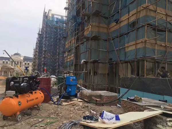 墻面噴涂機(jī)多少錢一臺(tái)(圖1) Q2600聚氨酯外墻噴涂機(jī)
