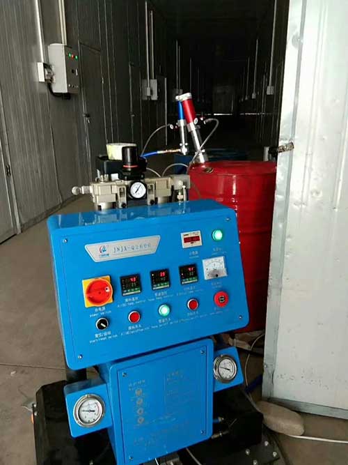冷庫(kù)外墻保溫使用泡沫材料施工機(jī)械(圖1) Q2600冷庫(kù)外墻保溫使用泡沫材料施工機(jī)械