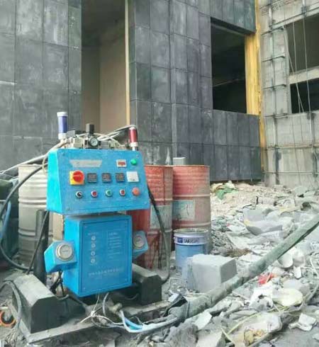 建筑外墻夾縫聚氨酯澆注施工(圖2) Q2600建筑外墻夾縫聚氨酯澆注設備